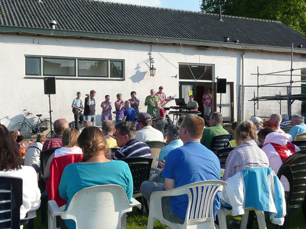Rhenen - Willen jullie lekker in het zonnetje? Amio sleept het spul wel naar buiten.