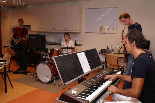 De muziekanten van de gospel band: Karel Meinen, Barend Westerveld, Harm van Egmond en Foeke Zeilstra foto bandleden