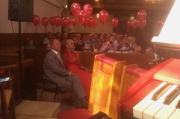 Alles is op elkaar afgestemd: de balonnen, de jurk, het knielbankje en de Nord van Foeke. foto
