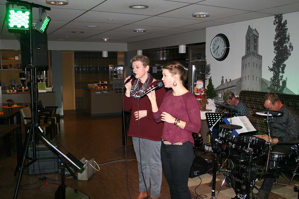 Heleen en Renske zang